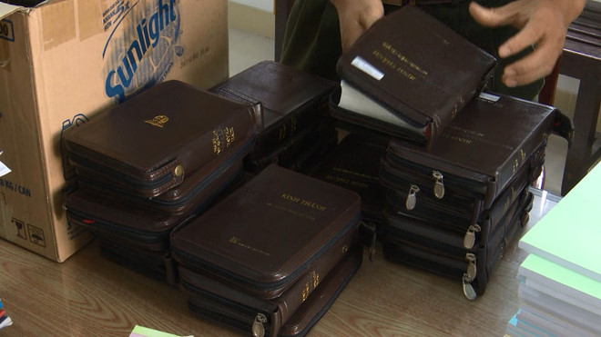 Mỗi học viên được phát 1 cuốn kinh thánh nhưng học tại chỗ, không cho mang về nhà. Ảnh: Nguyễn Tú.