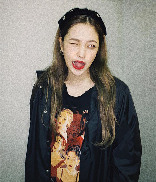 Một thành viên khác của Red Velvet là Yeri cũng bắt trend rất nhanh. Yeri chỉ cần đeo chiếc bờm gắn nơ to bản này lên là đã có ngay kiểu tóc hợp mốt và ấn tượng rồi.