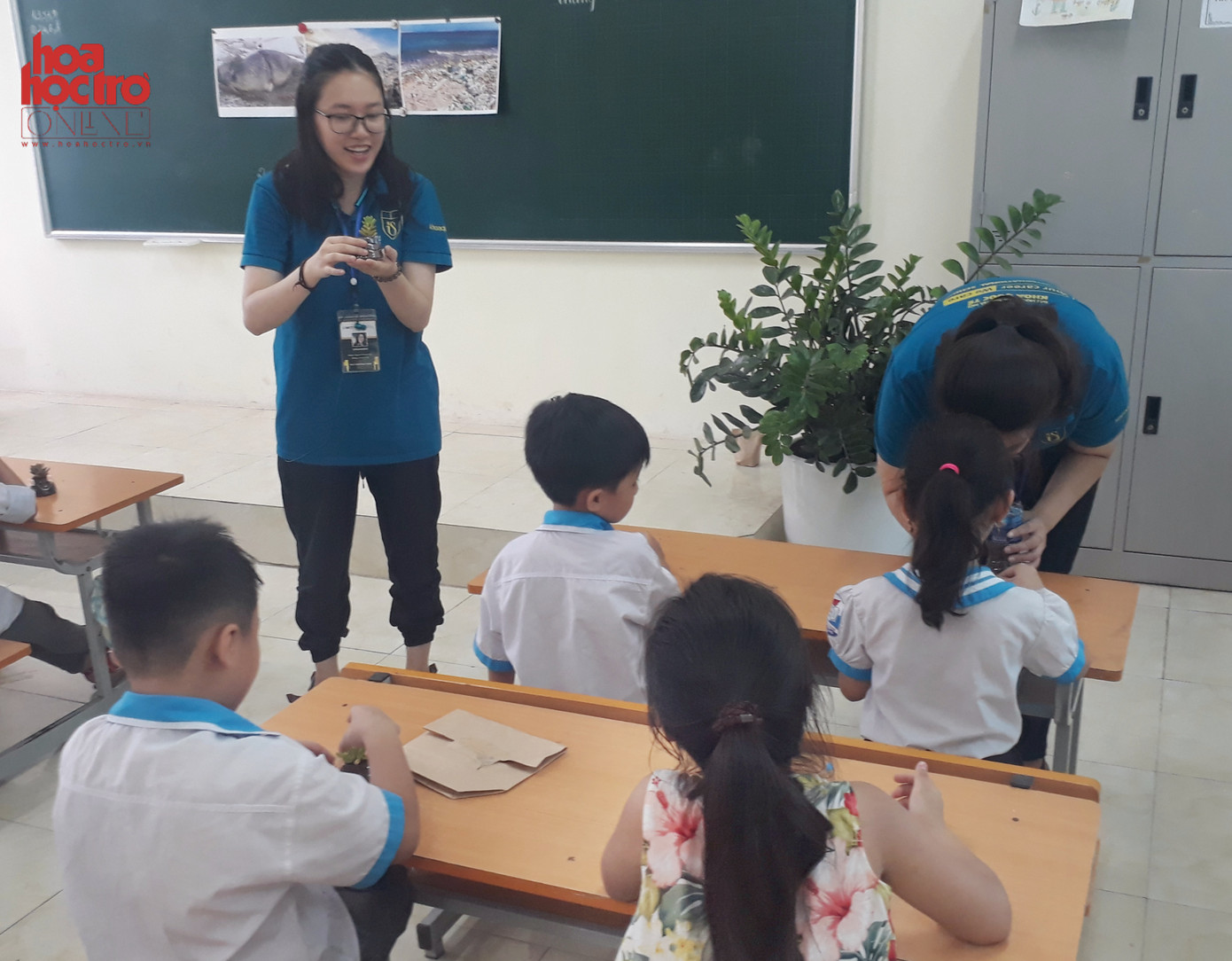 Tiết học ngoại khóa về bảo vệ môi trường và trồng cây trong vỏ chai nhựa đặc biệt thu hút tween khối 1. Tiết học ngoại khóa về bảo vệ môi trường và trồng cây trong vỏ chai nhựa đặc biệt thu hút tween khối 1.