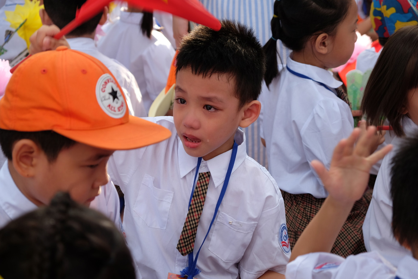 Nhưng rồi ngồi một lúc, quay trái quay phải không thấy bố mẹ đâu, các trò lớp một bắt đầu hoang mang và khóc. Trong hình là một bé trai ở trường Chu Văn An.