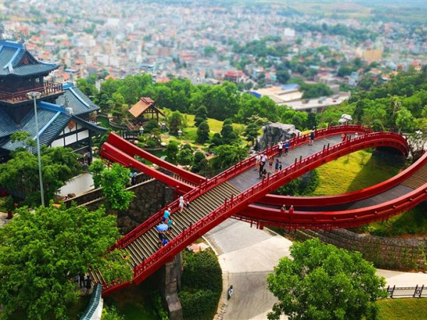 Cây cầu với thiết kế đẹp mắt thu hút mọi ánh nhìn