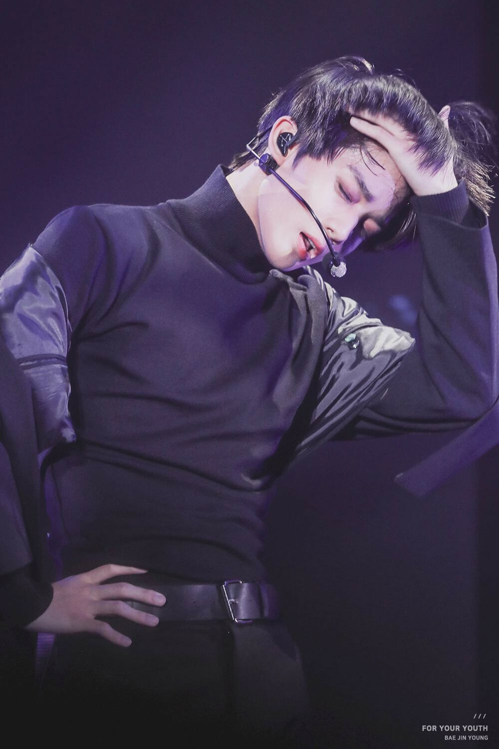 Khoảnh khắc lau mồ hôi cực cool của Bae Jin Young (CIX) khiến các fan xao xuyến.