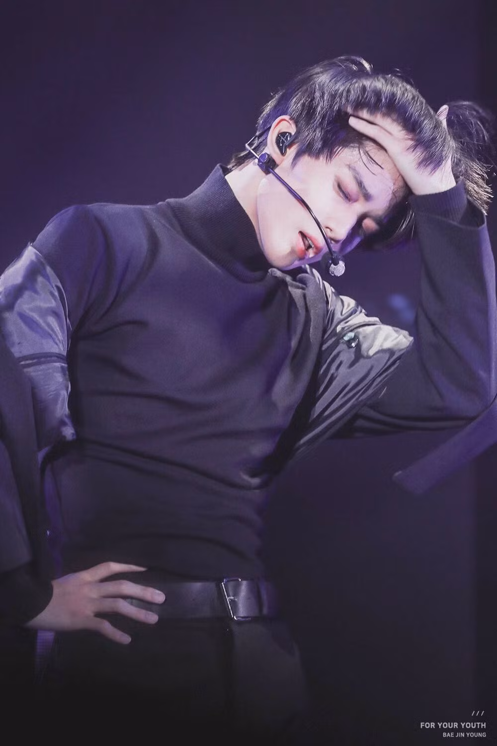 Khoảnh khắc lau mồ hôi cực cool của Bae Jin Young (CIX) khiến các fan xao xuyến.