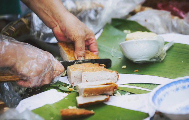 Ngoài ruốc, hành khô thì chả lụa cũng được ăn kèm với xôi xéo.