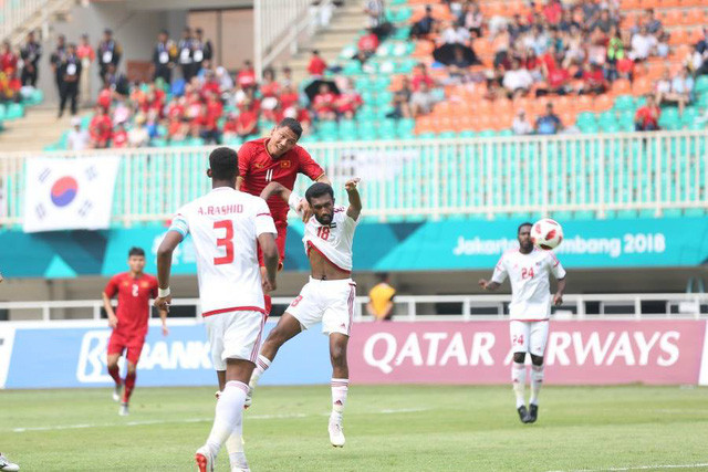 Pha không chiến của tiền đạo Anh Đức trước hàng thủ Olympic UAE.