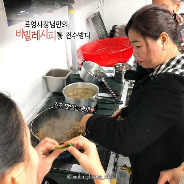 Bà trực tiếp kiểm tra chất lượng sản phẩm.