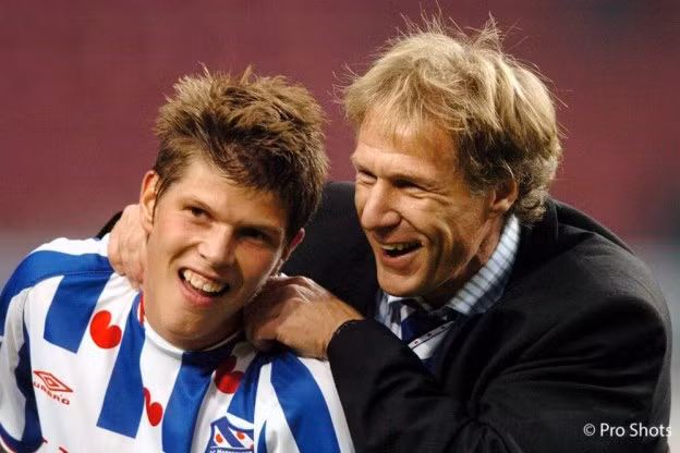 Ông Gertjan Verbeek (phải) chính là người đưa Klaas-Jan Huntelaar bước ra ánh sáng khi cả hai còn phục vụ Heerenveen giai đoạn 2004-2006. Ảnh: Pro Shots.