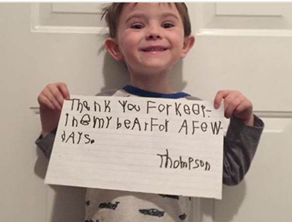 Thompson và tờ giấy cảm ơn các cô chú ở công viên.