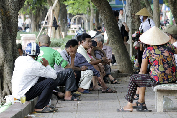 Người dân tìm kiếm bóng mát nghỉ ngơi trong khi nền nhiệt lên cao.