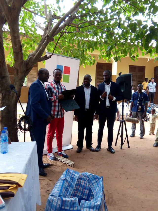Richard Appiah Akoto đã nhận được chiếc laptop mới từ Microsoft. Ảnh: Facebook Owura Kwadwo Hottish.