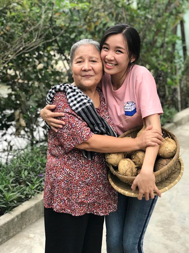 Đi hát đám cưới và đủ công việc khác để mưu sinh từ năm lớp 6, Tú Tri còn bén duyên với nghề diễn bởi gương mặt sáng, nét diễn tự nhiên. Ảnh:NVCC.