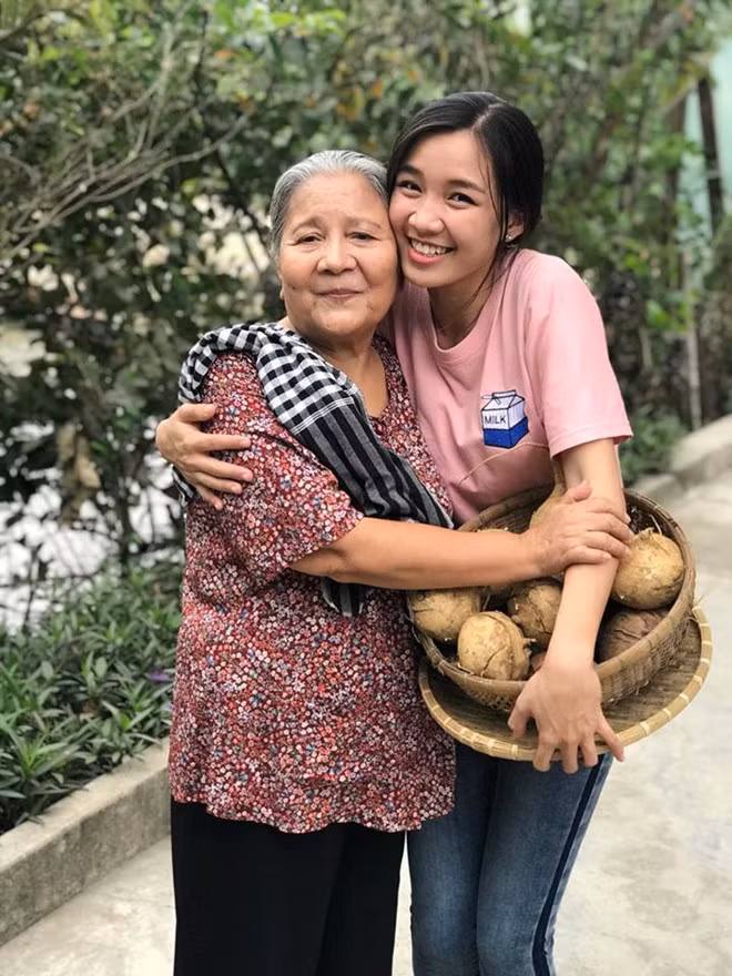 Đi hát đám cưới và đủ công việc khác để mưu sinh từ năm lớp 6, Tú Tri còn bén duyên với nghề diễn bởi gương mặt sáng, nét diễn tự nhiên. Ảnh:NVCC.