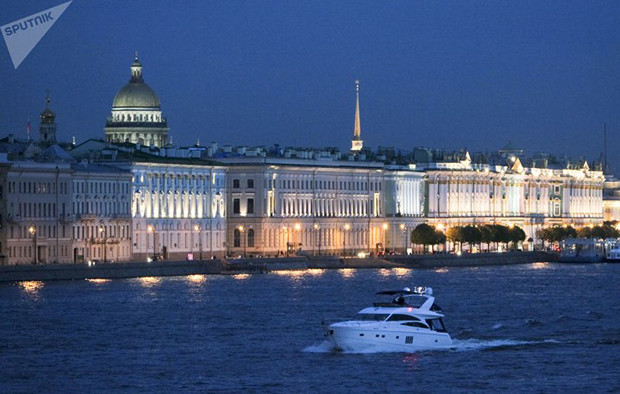 Còn gì thú vị hơn khi được đi thuyền ngắm cảnh trên sông vào những đêm trắng ở St. Petersburg lúc nửa đêm.