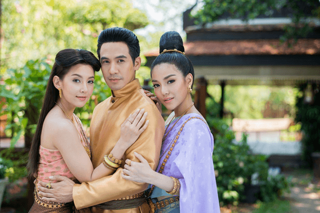 Thái Lan - Sự hài hước, dí dỏm đi liền với dàn diễn viên tài sắc chính là điểm thu hút với các phim cộp mác xứ Chùa Vàng. Thái Lan - Sự hài hước, dí dỏm đi liền với dàn diễn viên tài sắc chính là điểm thu hút với các phim cộp mác xứ Chùa Vàng.