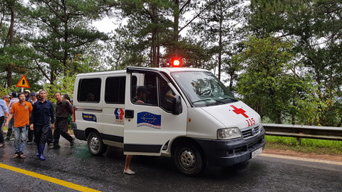 Đến 16 giờ, thi thể người xấu số được xe 115 đưa về Bệnh viện Lâm Đồng. ẢNH: LÂM VIÊN