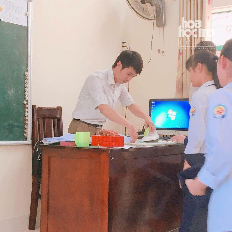 Đây có lẽ là thầy giáo tâm lý nhất Vịnh Bắc Bộ! (Ảnh: Kiều Anh)