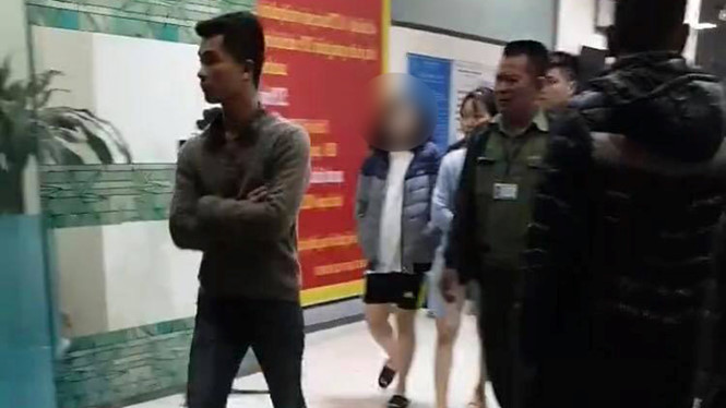 Nữ sinh V.A. (bìa trái) cùng hai người được mời về trụ sở công an làm việc sau khi sự việc xảy ra.