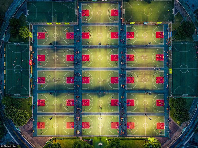 Các sân bóng rổ chụp từ trên cao tạo nên một bức hình mới mẻ. Tác phẩm thú vị này là của nhiếp ảnh gia Shihui Liu trong hạng mục ảnh Thể thao.