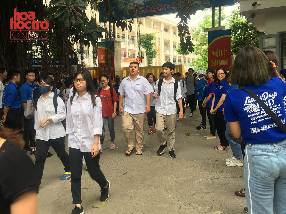 Hầu hết sĩ tử đều khá thoải mái với kết quả thi hôm nay. (Ảnh: Nguyễn Loan)