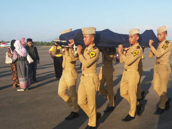 Linh cữu của Anthonius Gunawan Agung được các quân nhân đưa đi an táng (Ảnh: Twitter)