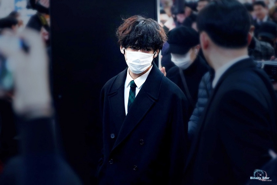 Fan không ngớt lời khen ngợi vẻ ngoài long lanh như người mẫu của V. Diện mạo này của anh chàng gợi nhớ đến những nhân vật thám tử lạnh lùng pha chút bí ẩn trong các phim điện ảnh Nhật Bản.