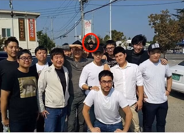 Đến cả người qua đường cũng chẳng được Chanyeol buông tha.