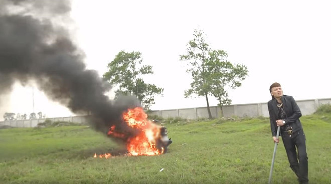 Khá Bảnh đập, đốt xe gắn máy vì cho rằng xe tốn xăng. Ảnh: YouTube.