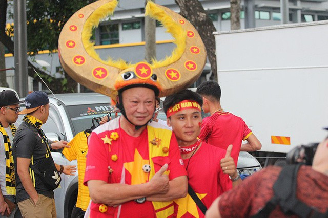 Một cổ động viên Việt Nam với chiếc mũ có hình dáng đầu trâu - Loài vật đặc trưng với người dân Việt Nam