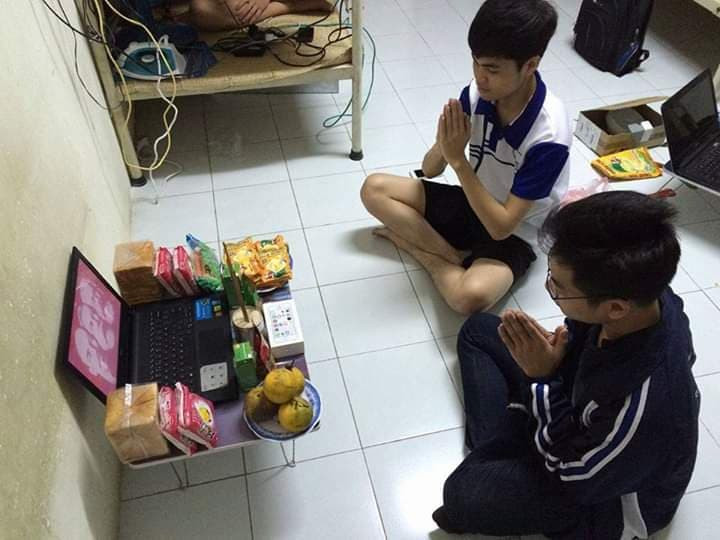 “Lạy ba cụ cho con qua môn”. (Ảnh: HUS troll)