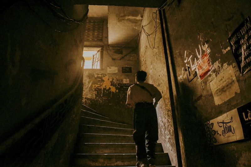 Chỉ với cầu thang thôi bạn đã có ngàn tấm hình cực chất rồi. (Ảnh: IG @tondec, @nimeowww)