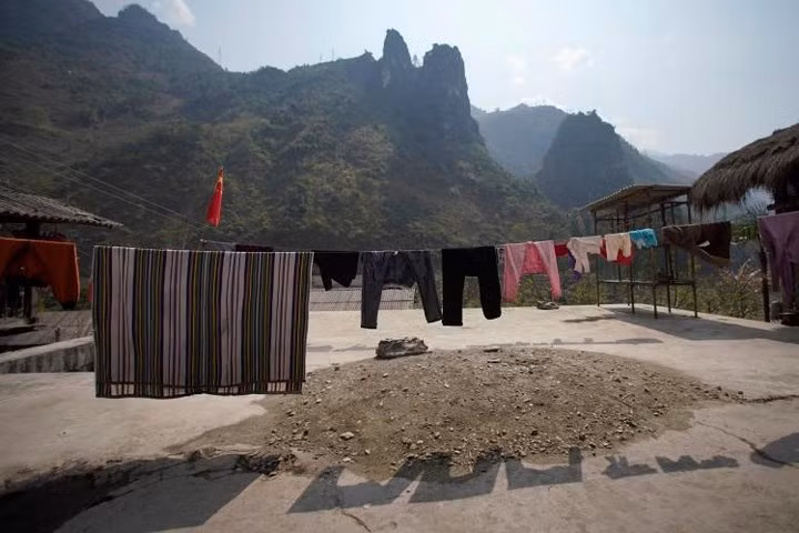Cảnh phơi quần áo bên trong nhà dân ở châu tự trị dân tộc Lật Túc, Nộ Giang.