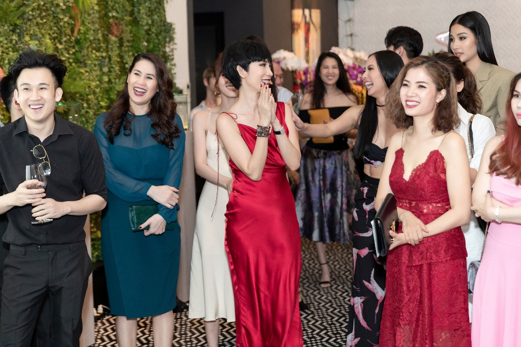 Siêu mẫu bày tỏ sự hạnh phúc và cảm kích trước tình cảm của các anh chị em đồng nghiệp dành cho mình.