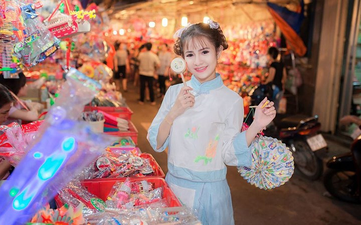 Tương tự, các thiếu nữ ở Trung Quốc muốn trông càng giống búp bê sứ càng tốt, nghĩa là làn da phải trắng mịn và đôi mắt to long lanh.