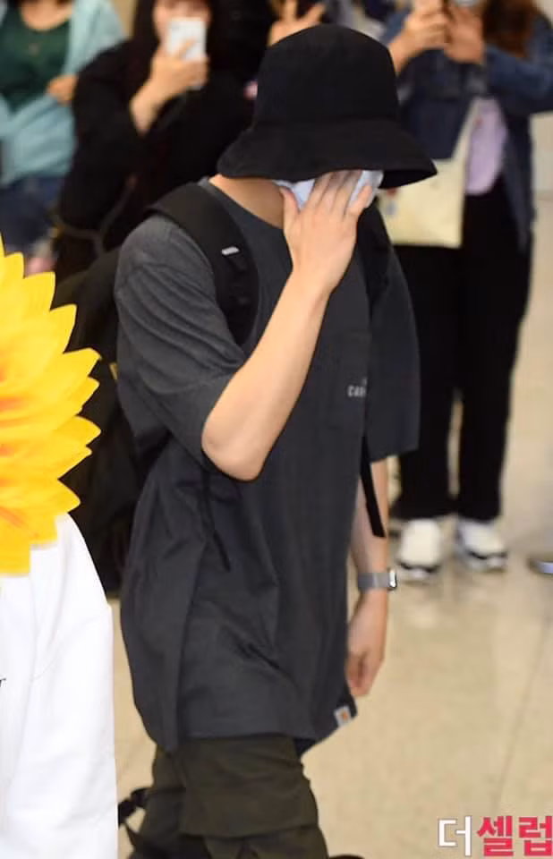 Trong khi đó, cậu út Jungkook khi đi cạnh ba ông anh thì kiểu như: "Em không có quen mấy anh này đâu", hic.