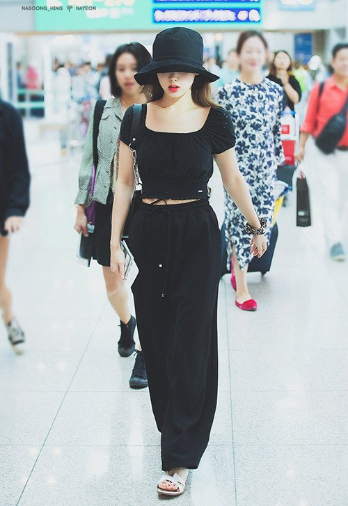 Có tỷ lệ vóc dáng rất chuẩn, Nayeon cũng thường diện những mẫu áo croptop tôn dáng. Cô nàng ưu tiên mix item này với những mẫu quần suông thoải mái.