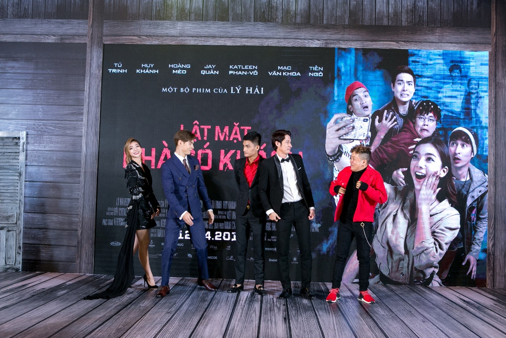 Nối bước các diễn viên của bộ phim cùng đọc rap vô cùng sôi động khiến không gian buổi công chiếu phấn khích như muốn vỡ tung. Đứng bên các bạn diễn, Katleen Phan Võ không ngừng nhún nhảy theo giai điệu bắt tai của ca khúc. Nối bước các diễn viên của bộ phim cùng đọc rap vô cùng sôi động khiến không gian buổi công chiếu phấn khích như muốn vỡ tung. Đứng bên các bạn diễn, Katleen Phan Võ không ngừng nhún nhảy theo giai điệu bắt tai của ca khúc.