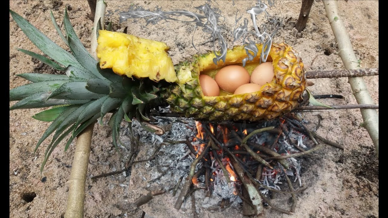 Trứng cũng có thể được luộc ngay trong chính trái dứa