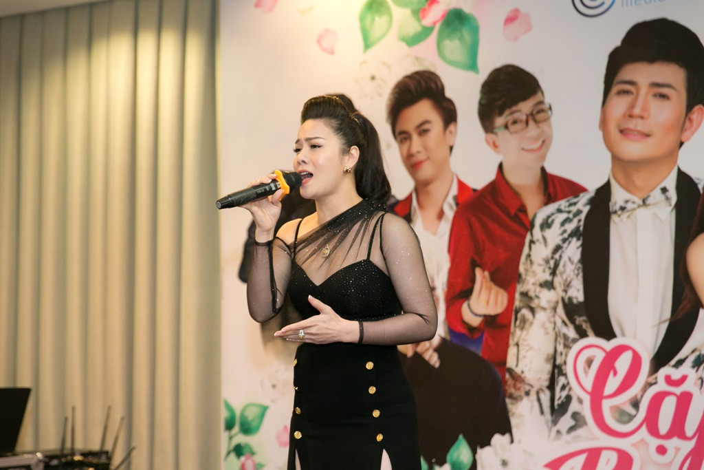 Tại sự kiện, cô cũng hát live bài dân ca đầy da diết.