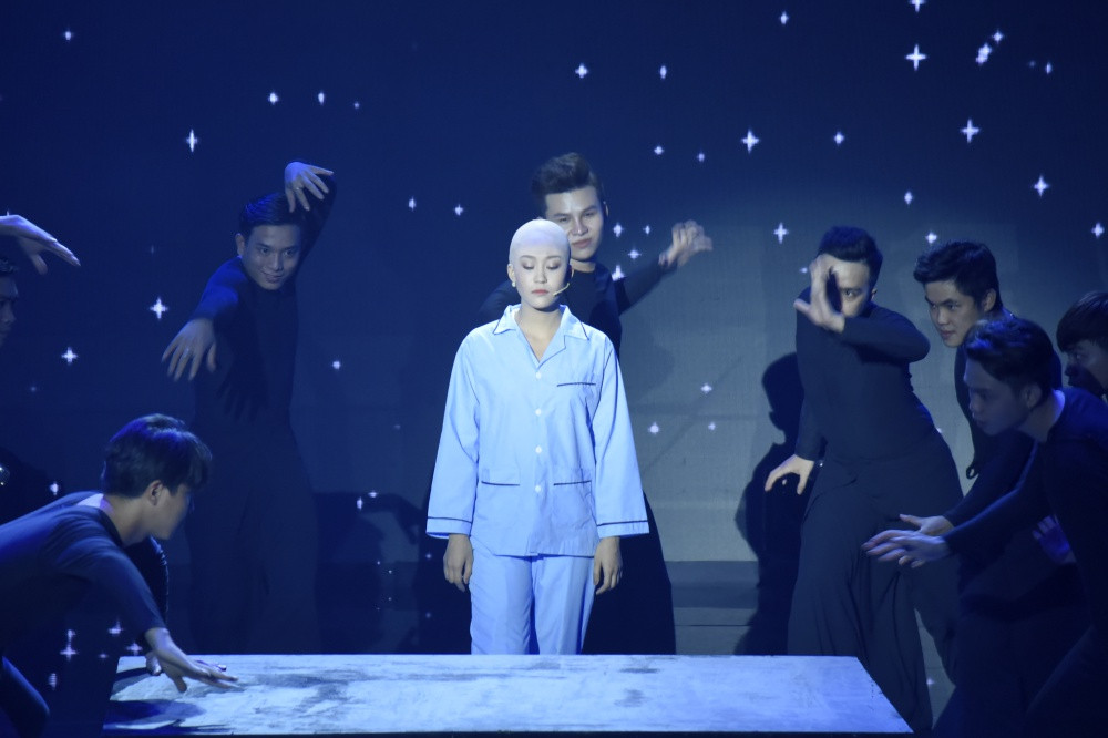 Những phân đoạn tranh cãi cao trào của hai nhân vật chính là bước đệm cho hàng loạt những giọt nước mắt, những lời thủ thỉ đến nhói tim.