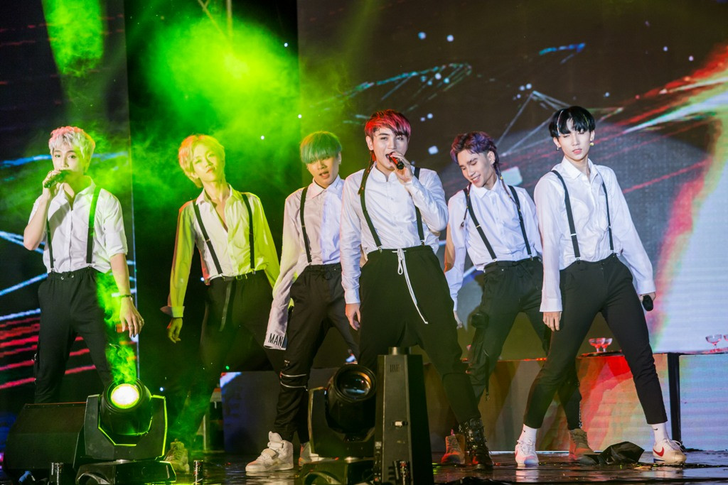 Tiếp đến là ca khúc Hiếu Kỳ đây là một ca khúc mà nhóm đã trình diễn nhưng lần này với màu sắc hoàn toàn mới trên sân khấu.