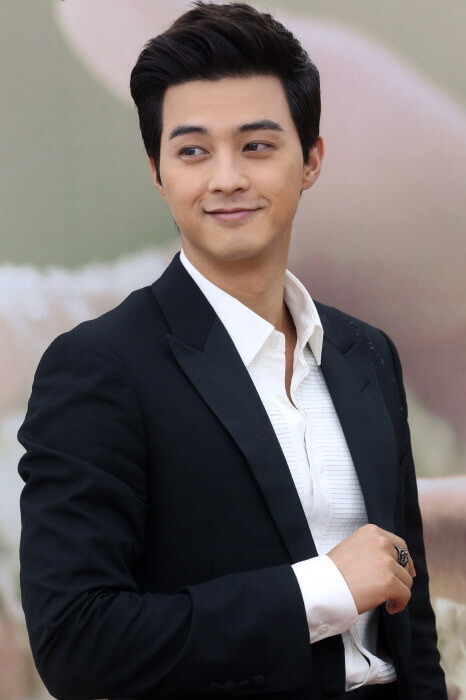 Han Joon Hee (Kim Ji Hoon) là một công tố viên lạnh lùng nguyên tắc. Han Joon Hee sinh ra trong một gia đình nghèo khó nhưng đã trở thành một công tố viên nhờ chăm chỉ học hành. Anh rất nguyên tắc trong thực thi pháp luật và không hề bị nao núng bởi bất kỳ cám dỗ nào.
