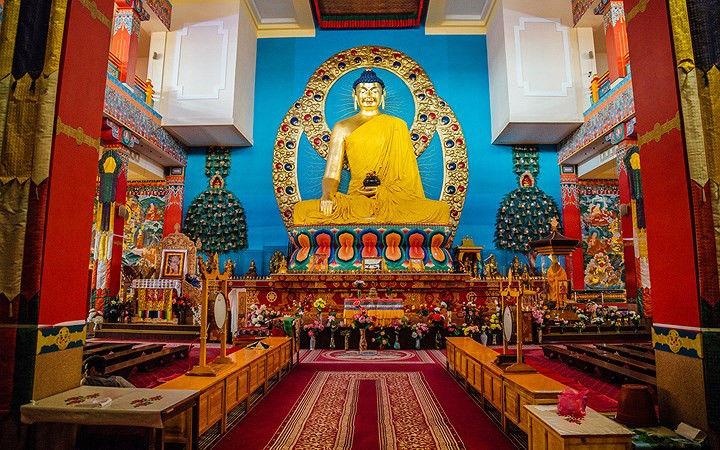 Điều ấn tượng nhất của ngôi đền có 7 tầng này là bức tượng Đức Phật mạ vàng được cho là cao nhất ở châu Âu