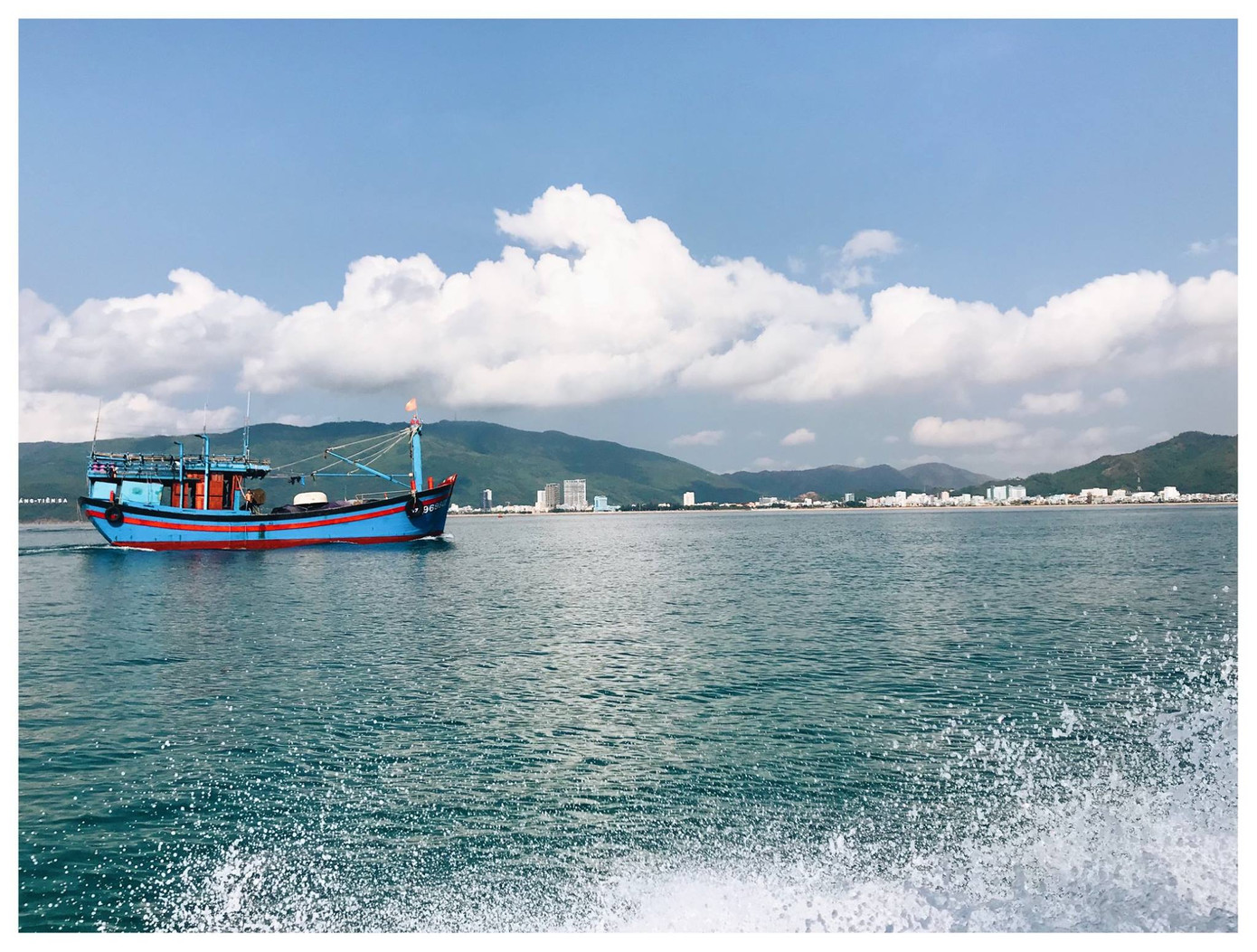 Thành phố Quy Nhơn thấp thoáng phía xa