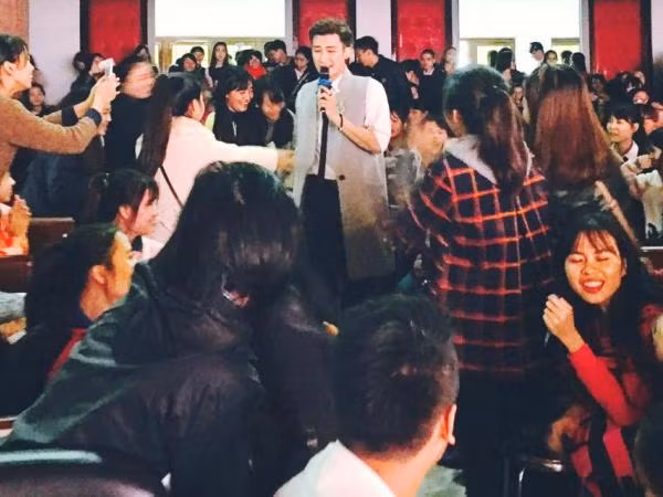 Ca sĩ Chí Thiện được khán giả yêu mến.