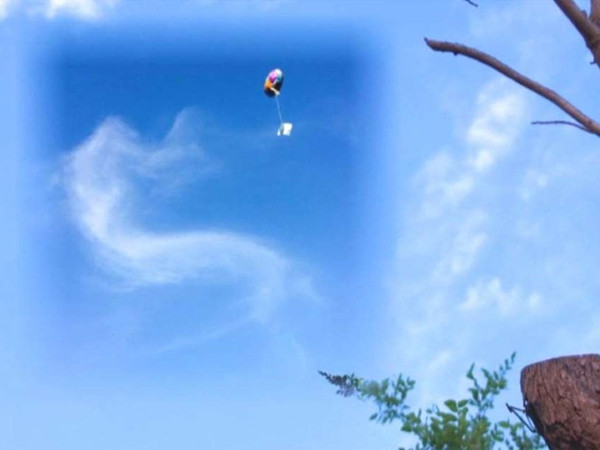 Đám mây hình chữ S xuất hiện khi quả bóng bay lên bầu trời.