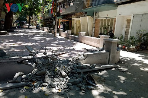 Khu vực tường bao bị phá.