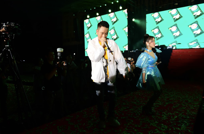 Justa Tee và Phương Ly gây náo loạn đám đông ngay khi xuất hiện