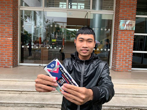 Tài xế grab Trần Văn Tài là người đầu tiên sở hữu tấm vé trận chung kết lượt về AFF Cup 2018. Ảnh: Trần Tuấn Anh