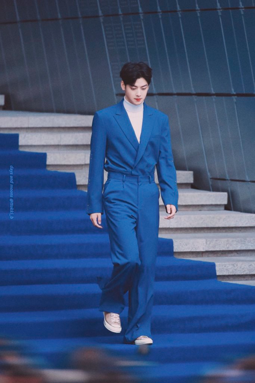 Eunwoo không thích trang phục quá rườm rà, quá lập dị mà chỉ cần chọn những món đồ có phom dáng cổ điển, đi kèm một vài chi tiết nhỏ phá cách là đủ.