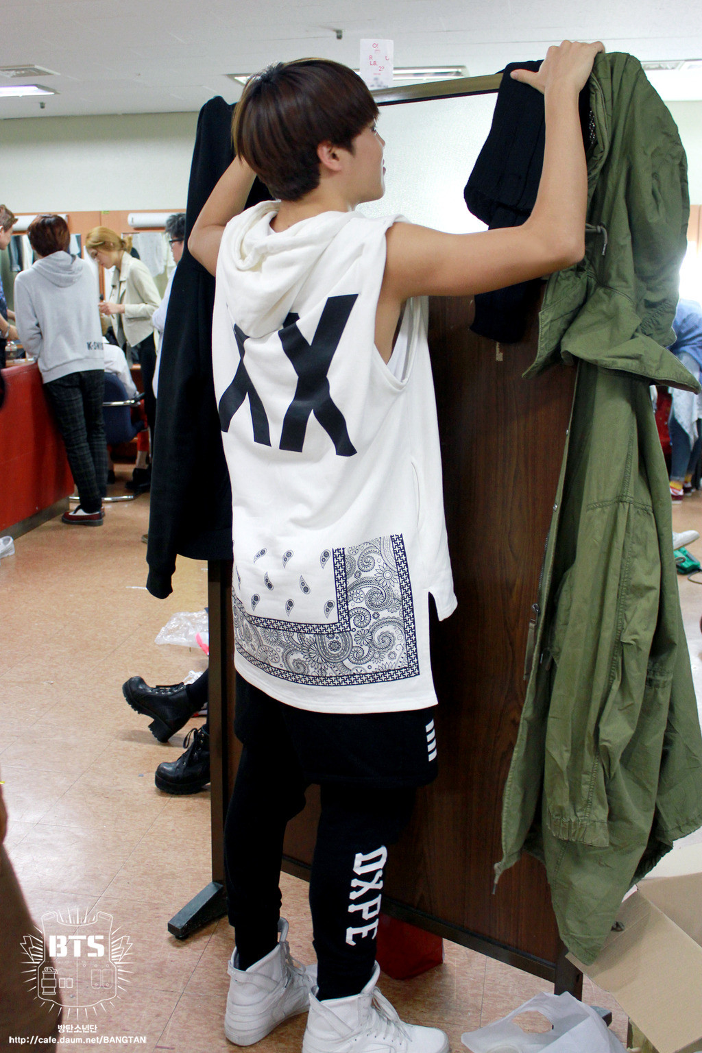 Rất muốn nhìn qua cánh cửa này mà không được.